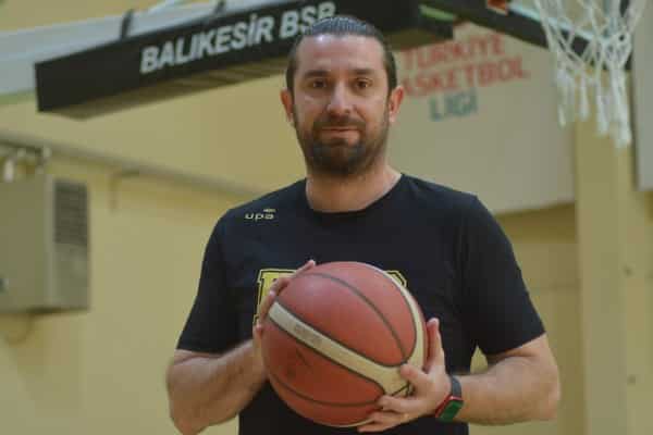 Türkiye Basketbol 1. Ligi'nde mücadele eden Balıkesir Büyükşehir Belediyespor, lider konumda bulunan Semt77 Yalovaspor'a deplasmanda meydan okuyacak. Balıkesir Büyükşehir ekibi, liderle karşılaşmadan önce Koç Fahri Güler yönetimindeki hazırlıklarını sürdürüyor. Güler, takımının önemli bir viraj aldığını belirterek, son maçta TED Kolej'i mağlup ederek moral bulduklarını ifade etti.