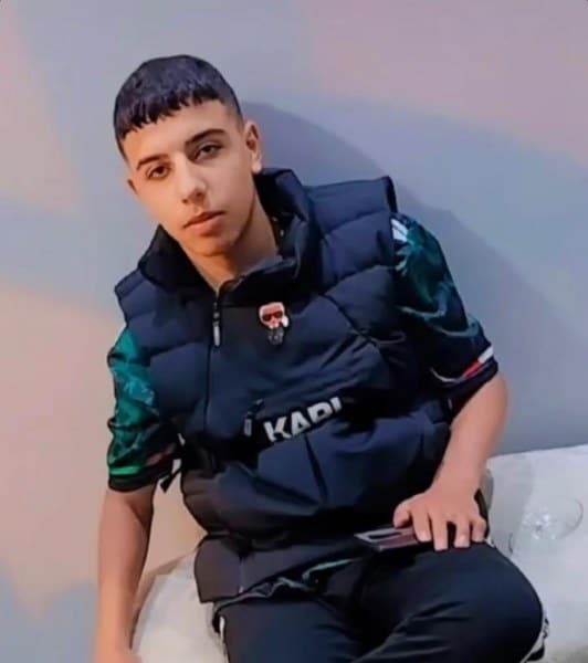 Bayrampaşa'da yaşanan kavgada, bir kişi, kız kardeşiyle arkadaşlık yapmasını istemediği bir şahıs tarafından bıçaklanarak hayatını kaybetti. Ölen gencin babasının ise iddiaya göre, 6 ay önce başından vurularak yaşamını yitirdiği belirtildi.