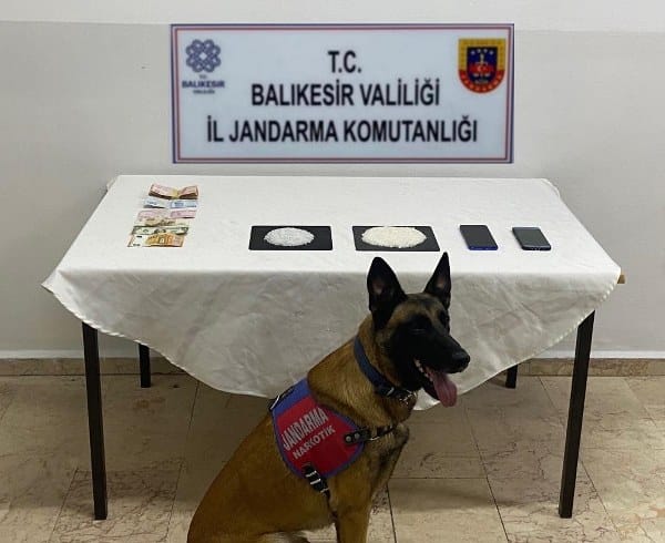 Altıeylül ilçesinde jandarma ekipleri, 2 şahsın ev ve ek binalarına yönelik gerçekleştirdikleri uyuşturucu operasyonunda, bir miktar uyuşturucu madde ile suç geliri olduğu düşünülen 3 bin 500 TL ele geçirdi.