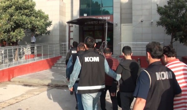 Balıkesir merkezli olarak gerçekleştirilen FETÖ operasyonunda toplam 25 şüpheli gözaltına alındı; yapılan mahkeme kararıyla 11 kişi tutuklandı.