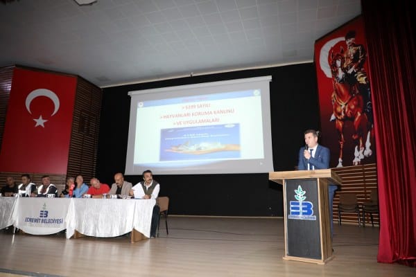 Edremit Belediyesi, ilgili kurumlardan yetkili kişilerin katılımıyla 4 Ekim Hayvanları Koruma Günü’nde gerçekleşen bilgilendirme toplantısında sokaktaki canlar konuşuldu.