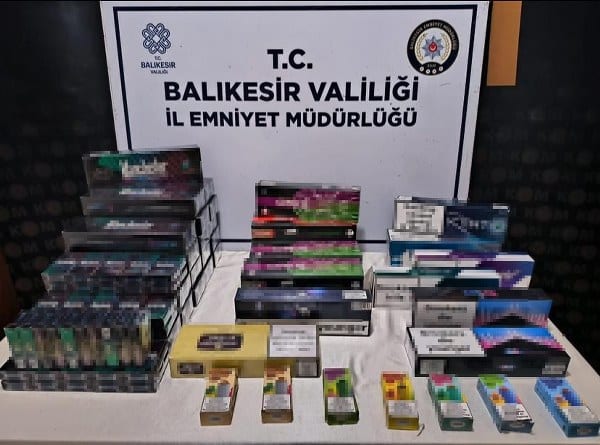 Balıkesir'de polis ekipleri, il genelinde yaptıkları kaçakçılık ve narkotik suçlarına karşı operasyonlarda 42 şüpheliyi gözaltına alırken, çeşitli suçlardan aranan 3 şahıs da olmak üzere toplam 45 kişi yakalandı. Aranan şahıslardan 1'i çıkarıldığı adli makamlarca tutuklandı.