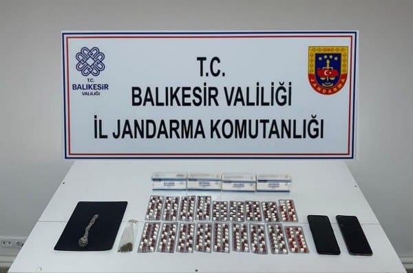 Balıkesir'de jandarma ekipleri il genelinde yaptıkları kaçakçılık ve organize suç olaylarına yönelik 20 ayrı operasyonda 28 şüpheli şahıs gözaltına alınırken, operasyonlarda çok miktarda uyuşturucu madde, uyuşturucu aparatı ve 9 adet ateşli silah ve bu silahlara ait fişek ele geçirildi.