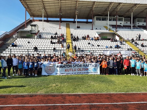 Balıkesir’in Bandırma ilçesinde Cumhuriyet’in 100. yıl dönümü kutlama etkinlikleri kapsamında Bandırma Gençlik Hizmetleri ve İlçe Spor Müdürlüğü ile Bandırma Milli Eğitim İlçe Müdürlüğü tarafından ortaklaşa '29 Ekim Cumhuriyet Bayramı 100. Yıl Atletizm Yarışmaları' düzenlendi.