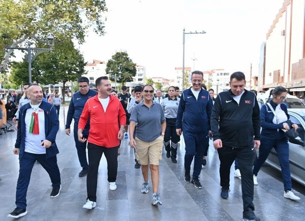 Fenomenlerin ve ünlülerin lezzet durağı Balıkesir Büyükşehir Belediyesi iştiraki Balbucks'ın son gelen Hülya Avşar oldu. Avşar, tercihini, espresso ve havuçlu kekten yana kullandı.