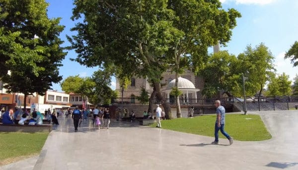 Balıkesir, Türkiye'nin Marmara Bölgesi'nde yer alan bir ildir. İl, tarım, turizm, sanayi ve ticaret gibi çeşitli sektörlerde önemli bir yere sahiptir.