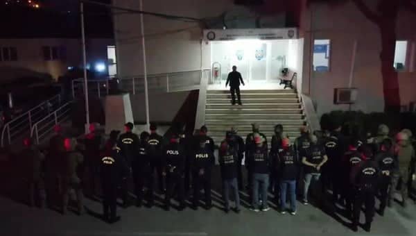 Balıkesir'de Cumhuriyet Başsavcılığı koordinesinde gerçekleştirilen terör operasyonunda 13 kişi yakalanarak gözaltına alındı.