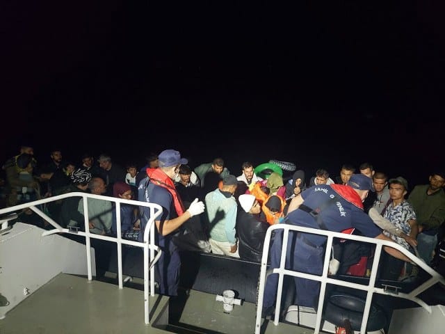 Ayvalık açıklarında 149 düzensiz göçmen yakalandı