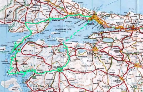 Bandırma, Marmara Denizi'nin en önemli liman kentlerinden biridir. Ayrıca, ilçede çeşitli sanayi tesisleri bulunmaktadır. Bandırma, tarım, sanayi ve ticaret gibi çeşitli sektörlerde önemli bir yere sahiptir.