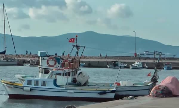 Bandırma, Marmara Denizi'nin en önemli liman kentlerinden biridir. Ayrıca, ilçede çeşitli sanayi tesisleri bulunmaktadır. Bandırma, tarım, sanayi ve ticaret gibi çeşitli sektörlerde önemli bir yere sahiptir.