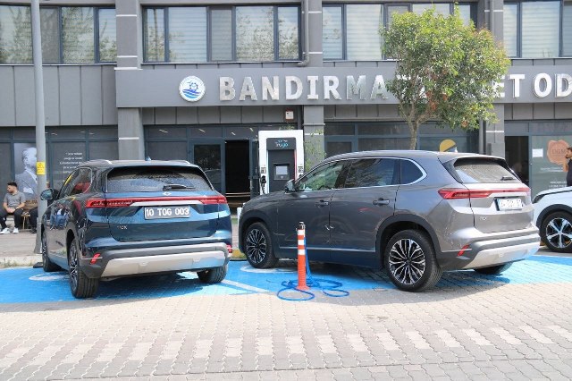 Bandırma Ticaret Odası’nın çevre dostu bir adım atarak hizmet binası önüne kurduğu yerli otomobil TOGG’un Şarj İstasyonuna olan ilgi artarak devam ediyor.