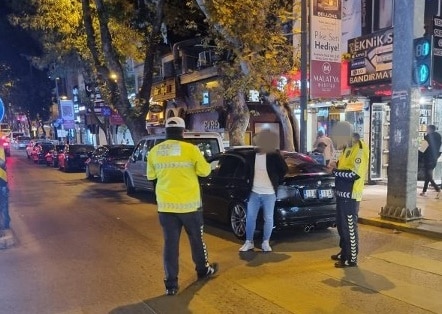 Bandırma İlçe Emniyet Müdürlüğüne bağlı ekipler tarafından ilçe genelinde motosiklet sürücüleri ile modifiyeli ve yüksek se ile müzik dinleyen şahıslara yönelik olarak denetimler arttırıldı.