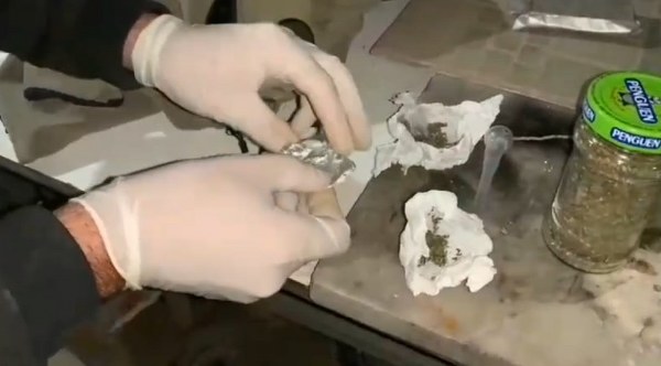 Bandırma İlçe Jandarma Komutanlığına bağlı ekipler tarafından uyuşturucu madde imalatı gerçekleştirdiği tespit edilen şahsa yönelik gerçekleştirilen operasyonun ardından 1 kişi yakalanarak gözaltına alındı.