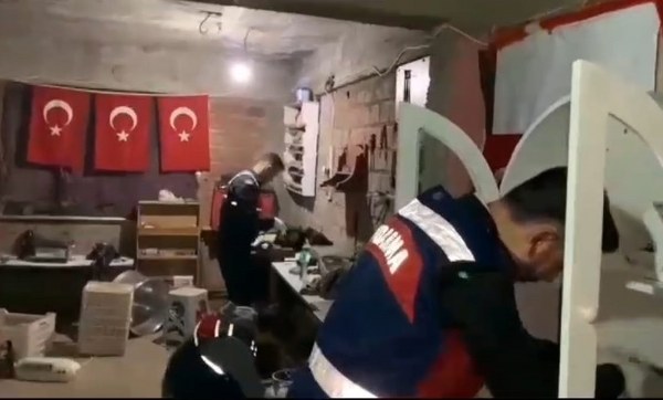 Bandırma İlçe Jandarma Komutanlığına bağlı ekipler tarafından uyuşturucu madde imalatı gerçekleştirdiği tespit edilen şahsa yönelik gerçekleştirilen operasyonun ardından 1 kişi yakalanarak gözaltına alındı.