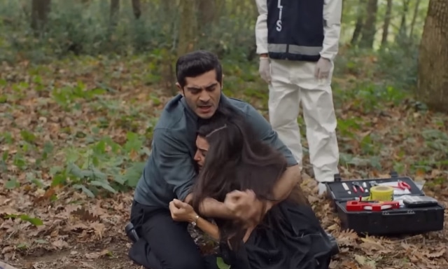 Tims & B Productions imzalı olarak yeni sezonda izleyici ile buluşan 'Bambaşka Biri' adlı Romantik - Gerilim türündeki dizi seyircilerin dikkatini üzerine çekti. Yeni sezonda yayına giren ve başrollerini Hande Erçel ile Burak Deniz'in paylaştığı dizi Pazartesi Akşamları FOX Tv'de izleyicisi ile buluşuyor