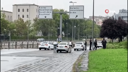 Ankara Kızılay çevresinde bir patlama sesi duyuldu. Ekipler bölgeye intikal etti. Patlamanın terör saldırısı olduğu ve 2 polis