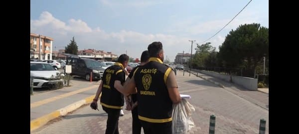 Balıkesir'in Bandırma ilçesinde polis ekiplerinin kontrol yaptığı sırada dur ikazına uymayan şahıs, aracını polis ekiplerinin üzerine sürerek yunus polis motoruna çarptı.