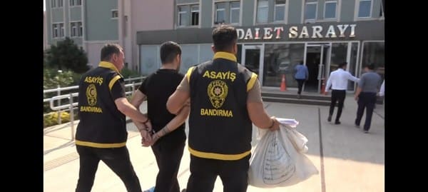 Balıkesir'in Bandırma ilçesinde polis ekiplerinin kontrol yaptığı sırada dur ikazına uymayan şahıs, aracını polis ekiplerinin üzerine sürerek yunus polis motoruna çarptı.