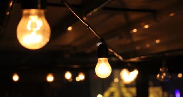 Elektrik fiyatlarının artışı, fabrikaların üretim maliyetlerini yükseltti. Başta şeker, un, ekmek, makarna, yağ gibi ürünlerden beyaz