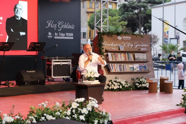 Balıkesir’in Bandırma ilçesinde, 5’incisi düzenlenen Bandırma Kitap Günleri’nde ünlü Oyuncu/Yazar Ercan Kesal sevenleriyle bir araya geldi. 