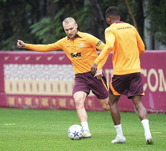 Galatasaray, UEFA Şampiyonlar Ligi A Grubu’nda İngiliz Manchester United ile oynayacağı mücadelenin hazırlıklarına bugün başladı.