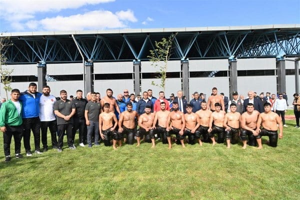 Balıkesir Büyükşehir Belediyesi, Ali Hikmet Paşa Spor Tesisleri’ni; tam donanımlı bir spor ve yaşam kompleksine dönüştürerek yeniden hizmete açtı. Şehrin spor yaşamına büyük katkı sunacak olan komplekste, geleceğin başarılı sporcuları en güzel imkânlarla yetişecek.