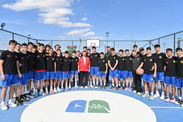 Balıkesir Büyükşehir Belediyesi, Ali Hikmet Paşa Spor Tesisleri’ni; tam donanımlı bir spor ve yaşam kompleksine dönüştürerek yeniden hizmete açtı. Şehrin spor yaşamına büyük katkı sunacak olan komplekste, geleceğin başarılı sporcuları en güzel imkânlarla yetişecek.