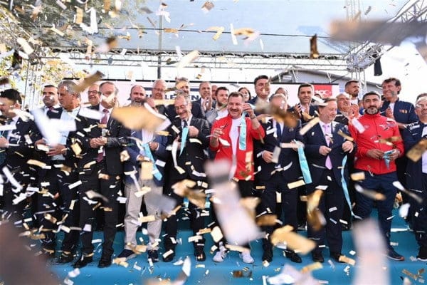 Balıkesir Büyükşehir Belediyesi, Ali Hikmet Paşa Spor Tesisleri’ni; tam donanımlı bir spor ve yaşam kompleksine dönüştürerek yeniden hizmete açtı. Şehrin spor yaşamına büyük katkı sunacak olan komplekste, geleceğin başarılı sporcuları en güzel imkânlarla yetişecek.