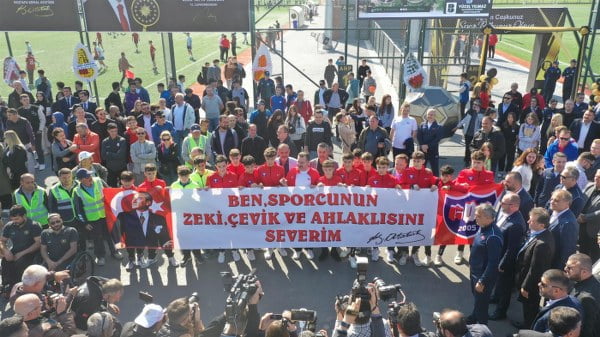 Balıkesir Büyükşehir Belediyesi, Ali Hikmet Paşa Spor Tesisleri’ni; tam donanımlı bir spor ve yaşam kompleksine dönüştürerek yeniden hizmete açtı. Şehrin spor yaşamına büyük katkı sunacak olan komplekste, geleceğin başarılı sporcuları en güzel imkânlarla yetişecek.