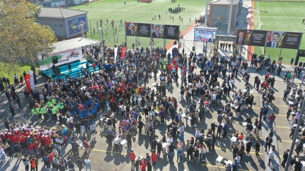 Balıkesir Büyükşehir Belediyesi, Ali Hikmet Paşa Spor Tesisleri’ni; tam donanımlı bir spor ve yaşam kompleksine dönüştürerek yeniden hizmete açtı. Şehrin spor yaşamına büyük katkı sunacak olan komplekste, geleceğin başarılı sporcuları en güzel imkânlarla yetişecek.