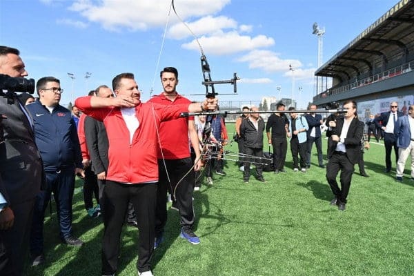 Balıkesir Büyükşehir Belediyesi, Ali Hikmet Paşa Spor Tesisleri’ni; tam donanımlı bir spor ve yaşam kompleksine dönüştürerek yeniden hizmete açtı. Şehrin spor yaşamına büyük katkı sunacak olan komplekste, geleceğin başarılı sporcuları en güzel imkânlarla yetişecek.