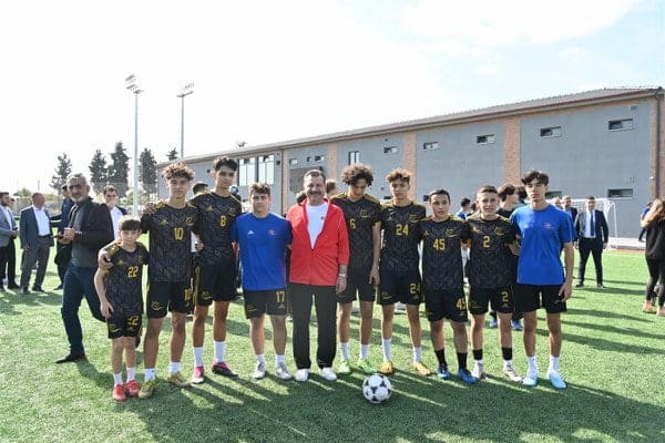 Balıkesir Büyükşehir Belediyesi, Ali Hikmet Paşa Spor Tesisleri’ni; tam donanımlı bir spor ve yaşam kompleksine dönüştürerek yeniden hizmete açtı. Şehrin spor yaşamına büyük katkı sunacak olan komplekste, geleceğin başarılı sporcuları en güzel imkânlarla yetişecek.