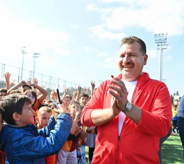 Balıkesir Büyükşehir Belediyesi, Ali Hikmet Paşa Spor Tesisleri’ni; tam donanımlı bir spor ve yaşam kompleksine dönüştürerek yeniden hizmete açtı. Şehrin spor yaşamına büyük katkı sunacak olan komplekste, geleceğin başarılı sporcuları en güzel imkânlarla yetişecek.