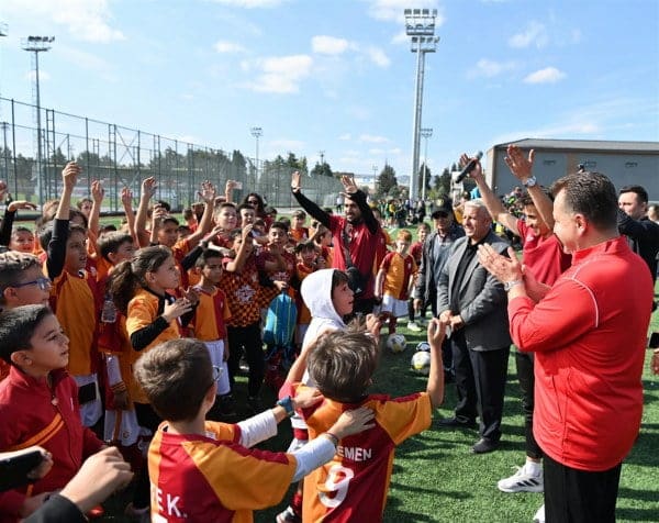 Balıkesir Büyükşehir Belediyesi, Ali Hikmet Paşa Spor Tesisleri’ni; tam donanımlı bir spor ve yaşam kompleksine dönüştürerek yeniden hizmete açtı. Şehrin spor yaşamına büyük katkı sunacak olan komplekste, geleceğin başarılı sporcuları en güzel imkânlarla yetişecek.