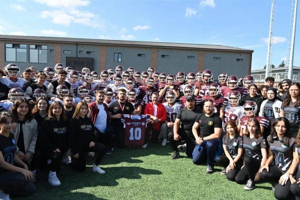 Balıkesir Büyükşehir Belediyesi, Ali Hikmet Paşa Spor Tesisleri’ni; tam donanımlı bir spor ve yaşam kompleksine dönüştürerek yeniden hizmete açtı. Şehrin spor yaşamına büyük katkı sunacak olan komplekste, geleceğin başarılı sporcuları en güzel imkânlarla yetişecek.