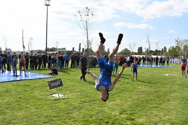 Balıkesir Büyükşehir Belediyesi, Ali Hikmet Paşa Spor Tesisleri’ni; tam donanımlı bir spor ve yaşam kompleksine dönüştürerek yeniden hizmete açtı. Şehrin spor yaşamına büyük katkı sunacak olan komplekste, geleceğin başarılı sporcuları en güzel imkânlarla yetişecek.