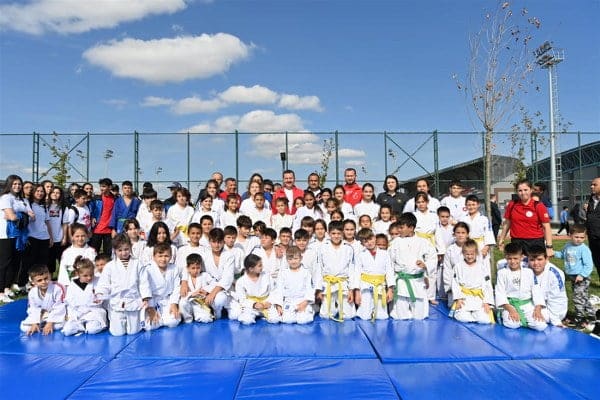 Balıkesir Büyükşehir Belediyesi, Ali Hikmet Paşa Spor Tesisleri’ni; tam donanımlı bir spor ve yaşam kompleksine dönüştürerek yeniden hizmete açtı. Şehrin spor yaşamına büyük katkı sunacak olan komplekste, geleceğin başarılı sporcuları en güzel imkânlarla yetişecek.