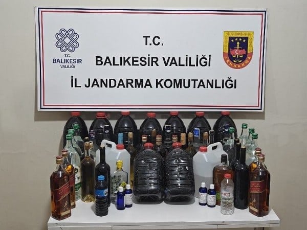Gönen'de Jandarma ekipleri tarafından gerçekleştirilen operasyon neticesinde kaçak içki satışı gerçekleştirdiği tespit edilen bir kişi yakalanarak gözaltına alındı.