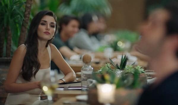 Hande Erçel, Türk oyuncu ve modeldir. 2015 yılında "Güneşin Kızları" dizisinde canlandırdığı "Selin Yılmaz" karakteri ile tanınmıştır.