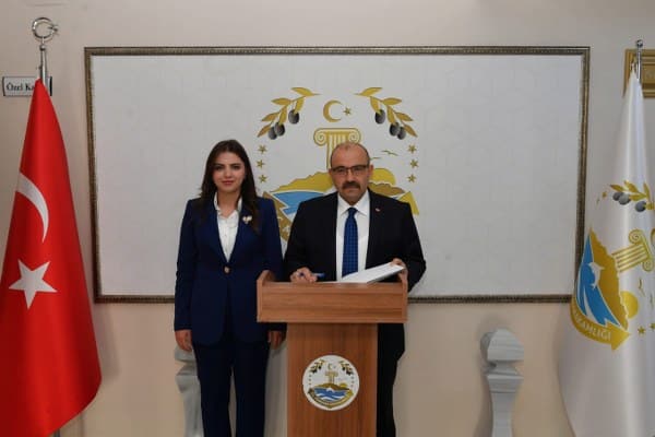 Vali İsmail Ustaoğlu Balıkesir'in Marmara Denizi'ndeki kalbinde çeşitli ziyaretlerde bulunmak üzere Marmara İlçesinde gün boyu süren bir program gerçekleştirdi.