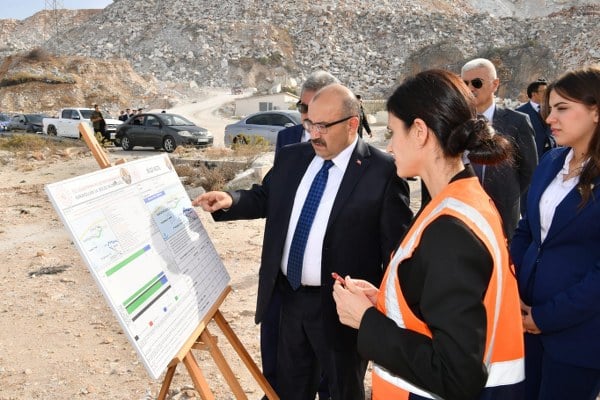 Vali İsmail Ustaoğlu Balıkesir'in Marmara Denizi'ndeki kalbinde çeşitli ziyaretlerde bulunmak üzere Marmara İlçesinde gün boyu süren bir program gerçekleştirdi.