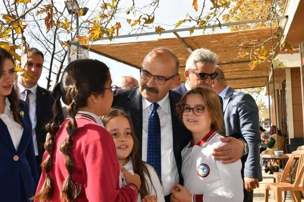 Vali İsmail Ustaoğlu Balıkesir'in Marmara Denizi'ndeki kalbinde çeşitli ziyaretlerde bulunmak üzere Marmara İlçesinde gün boyu süren bir program gerçekleştirdi.