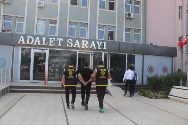 Balıkesir'in Bandırma ilçesinde polis ekiplerinin kontrol yaptığı sırada dur ikazına uymayan şahıs, aracını polis ekiplerinin üzerine sürerek yunus polis motoruna çarptı.
