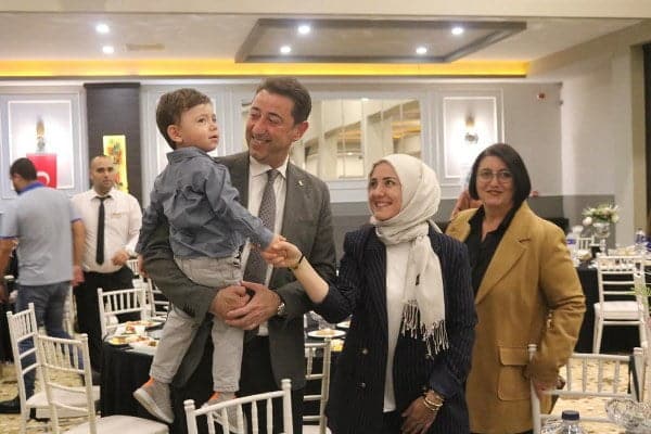 Bandırma Belediyesi belediye başkanı Tolga Tosun'un öncülüğünde 19 ekim muhtarlar günü için yemek organize etti.
