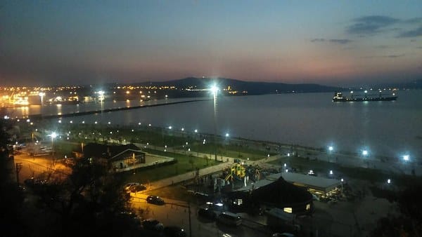 Bandırma, Marmara Bölgesi'nin önemli bir ticaret merkezidir. İlçe, sanayi, tarım ve turizm gibi sektörlerde önemli bir yere sahiptir.