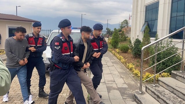 Orhangazi’de İznik yolu üzerinde Ali İhsan İslamoğlu’na çarparak ölümüne sebep olup kaçan otomobil sürücüsü ile ağabeyi ve aracı k