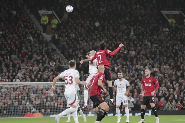 UEFA Şampiyonlar Ligi A Grubu ikinci maçında Galatasaray, deplasmanda Manchester United ila karşılaştı. Galatasaray, zorlu m