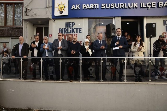 31 Mart’ta yapılacak yerel seçimlere yaklaşılırken, siyasi arenada hareketlilik başladı. Susurluk’ta AK Parti’nin ilk aday adaylığını açıklayan ismi belediye meclis üyesi Şafak Mut oldu. Mut, Susurluk’u hizmet ve gönül belediyeciliğiyle buluşturmak hedefiyle yola çıktığını duyurdu.