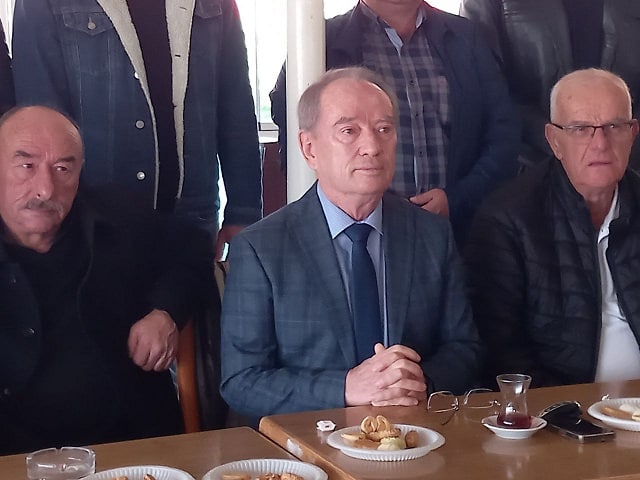 Bandırma Demokrat Platformu Başkanı Adnan Erdan, platform üyeleri ile birlikte Kristal Kafe'de gerçekleştirilen toplantıda İYİ Parti'ye üye olan platform üyelerinin istifa etmeye başladığını açıkladı.