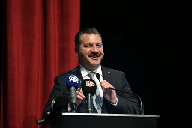 Uluslararası ortaklıklarla Balıkesir’in adını dünyaya duyuran ve Balıkesir’i uluslararası bir üs haline getiren Büyükşehir Belediye Başkanı Yücel Yılmaz’ın girişimleriyle “Kentlerde Sürdürülebilir Kalkınma Hedeflerinin Yerelleştirilmesinin Geliştirilmesi Konferansı” Balıkesir’de gerçekleştirildi ve “Sürdürülebilir Kalkınma Hedefleri Şehirler Ağı Türkiye Ofisi” Balıkesir’de açıldı. BM Habitat Temsilcileri, Başkan Yücel Yılmaz’ın; şehrini nasıl dönüştürebileceğini çok iyi bildiğini, ülkesini ve Balıkesir’i uluslararası camiada çok iyi tanıttığını vurguladı.
